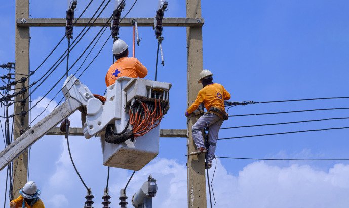 https://eec.co.uz/wp-content/uploads/2023/06/2-electricians-with-crane-truck-are-working-maintenance-electrical-transmission-power-poles-1.jpg